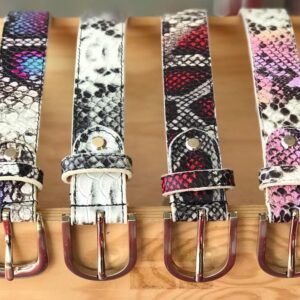 Cinturón de piel con grabados exóticas