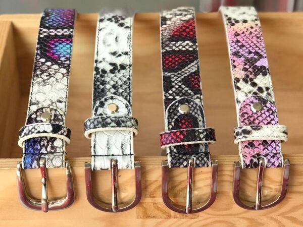 Cinturón de piel con grabados exóticas