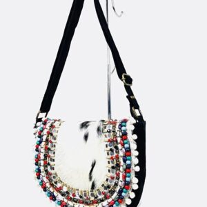 Bolso de piel artesanal bordado y pompones