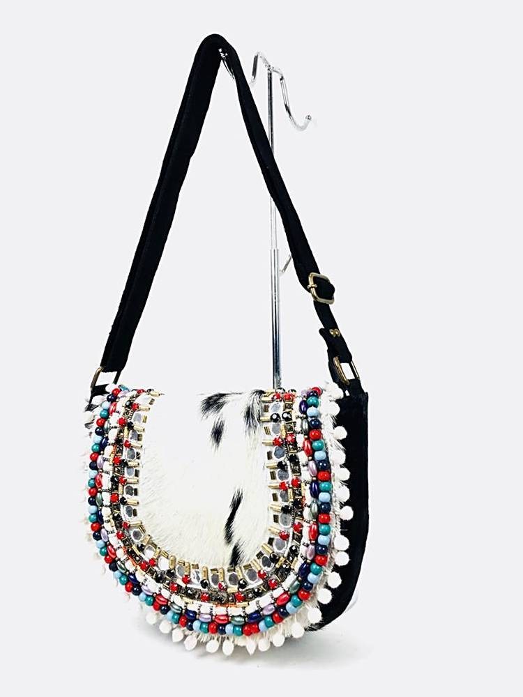 Bolso de piel artesanal bordado y pompones