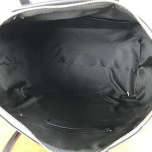 Bolso bandolera de piel con detalles dorados