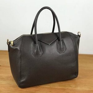 Bolso de piel de grano con detalles dorados