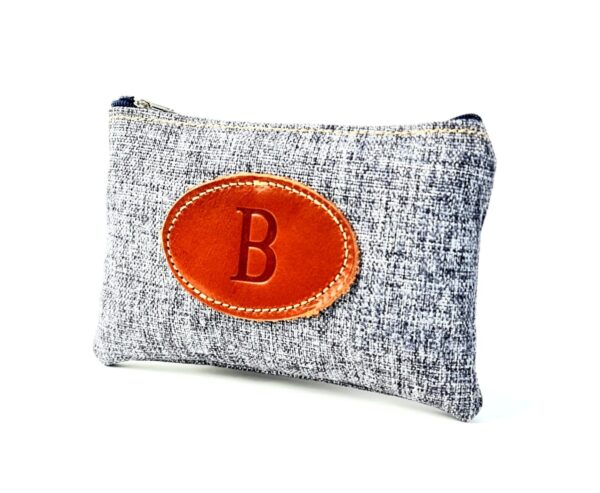 Monedero de lona con letra inicial