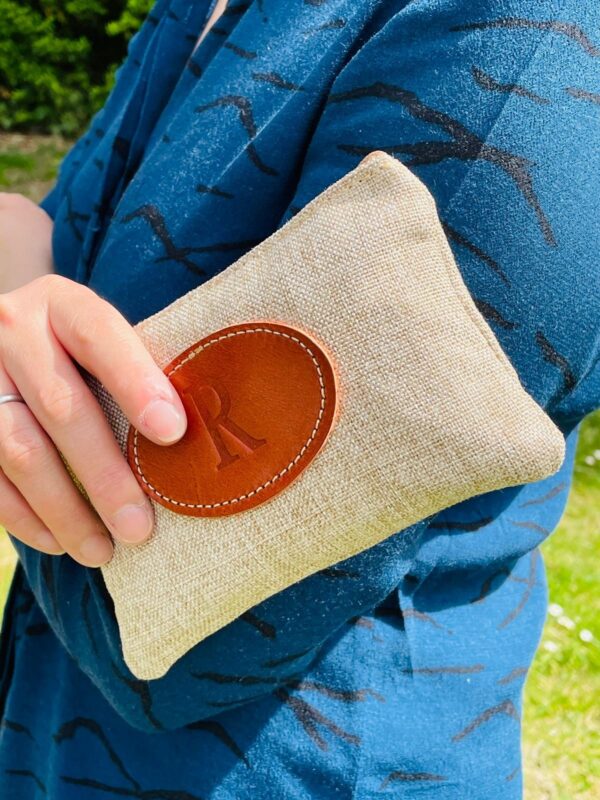 Monedero de lona con letra inicial