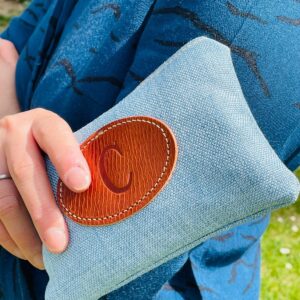 Monedero de lona con letra inicial