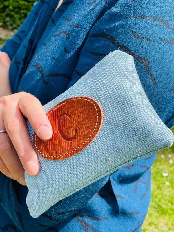 Monedero de lona con letra inicial