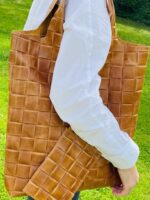 Bolso saco piel con efecto trenzado