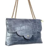 Bandolera de piel y cadena dorada