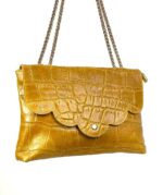 Bandolera de piel y cadena dorada