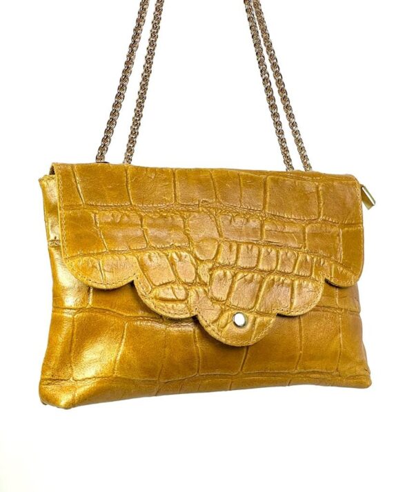 Bandolera de piel y cadena dorada