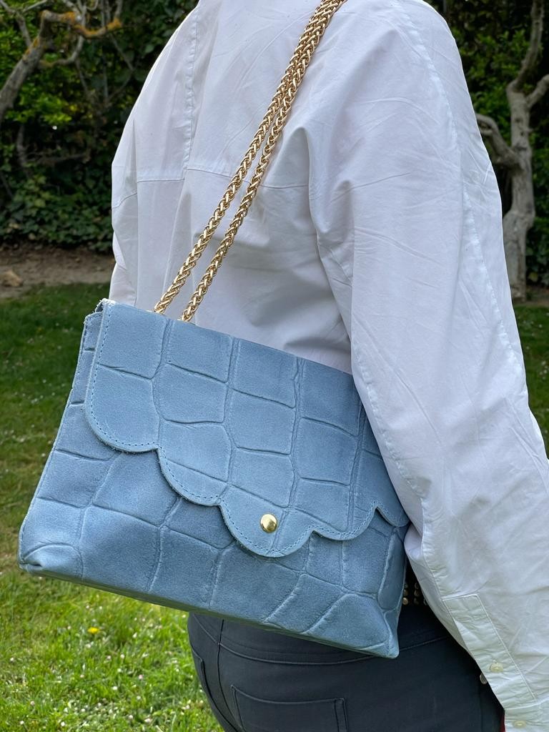 Bandolera de piel y cadena dorada