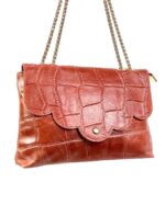 Bandolera de piel y cadena dorada