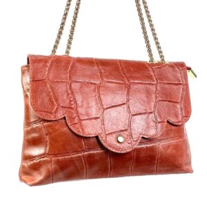 Bandolera de piel y cadena dorada