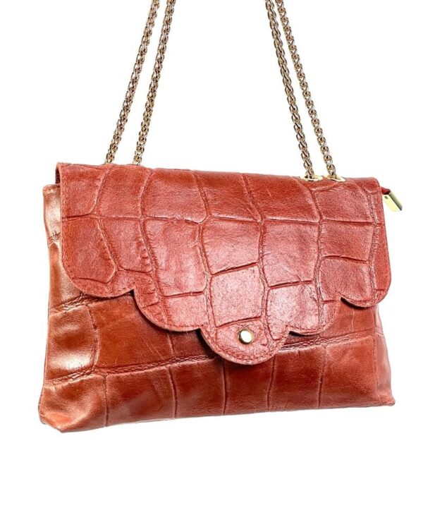 Bandolera de piel y cadena dorada