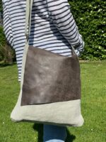 Bandolera de lino con solapa de piel