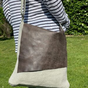 Bandolera de lino con solapa de piel