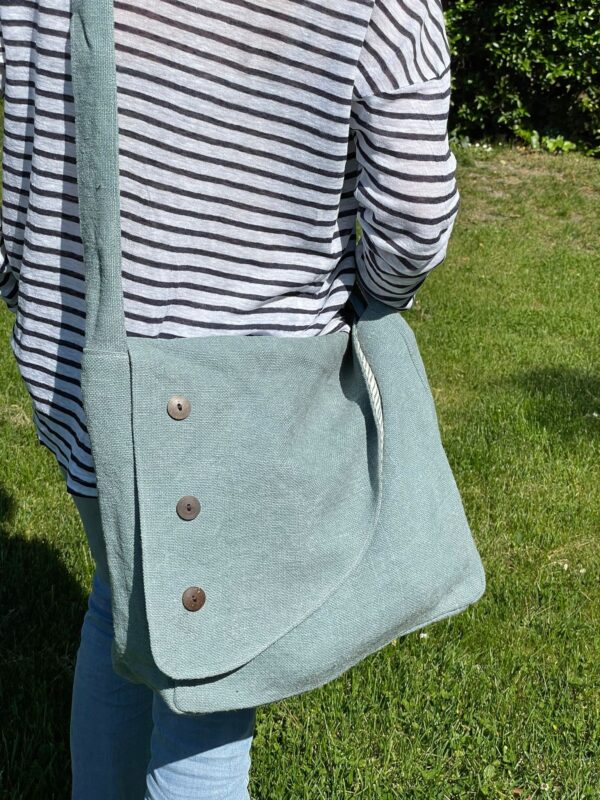 Bandolera de lino con solapa