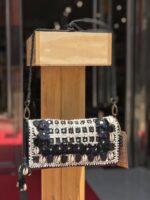 Bandolera de piel con concha