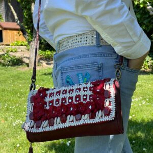 Bandolera de piel con concha