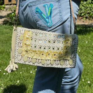 Bandolera de piel con concha