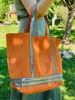 Bolso de piel con serraje y brillo estampado