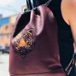 Mochila de piel con bordado tigre