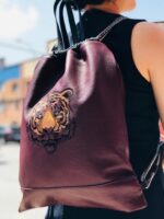 Mochila de piel con bordado tigre
