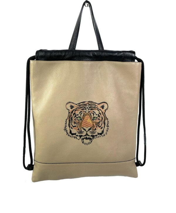 Mochila de piel con bordado tigre