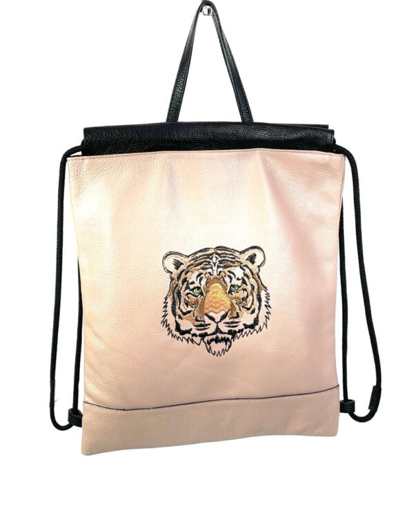 Mochila de piel con bordado tigre