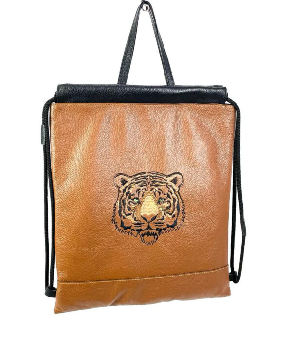 Mochila de piel con bordado tigre