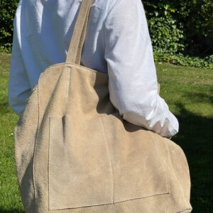 Bolso de piel con bolsillos exteriores