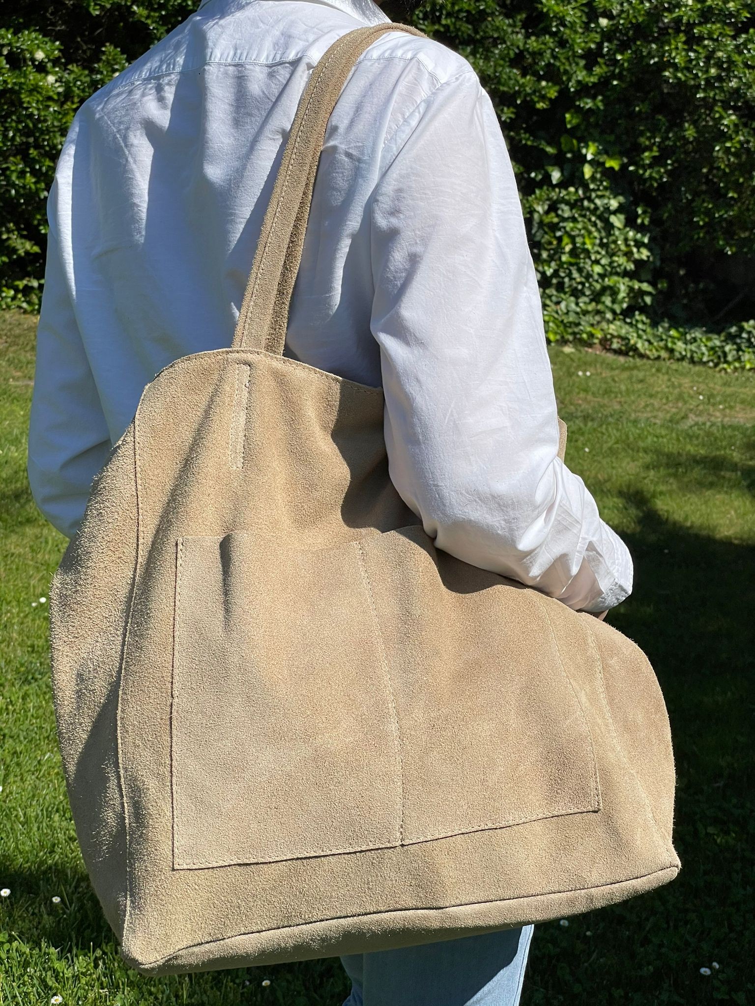 Bolso de piel con bolsillos exteriores