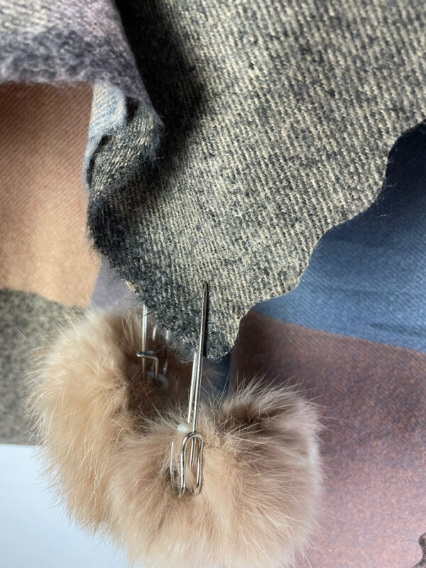 Bufanda con pompones de colores