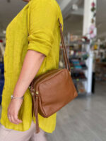 Bandolera de piel con tres bolsillos