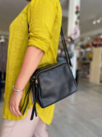 Bandolera de piel con tres bolsillos