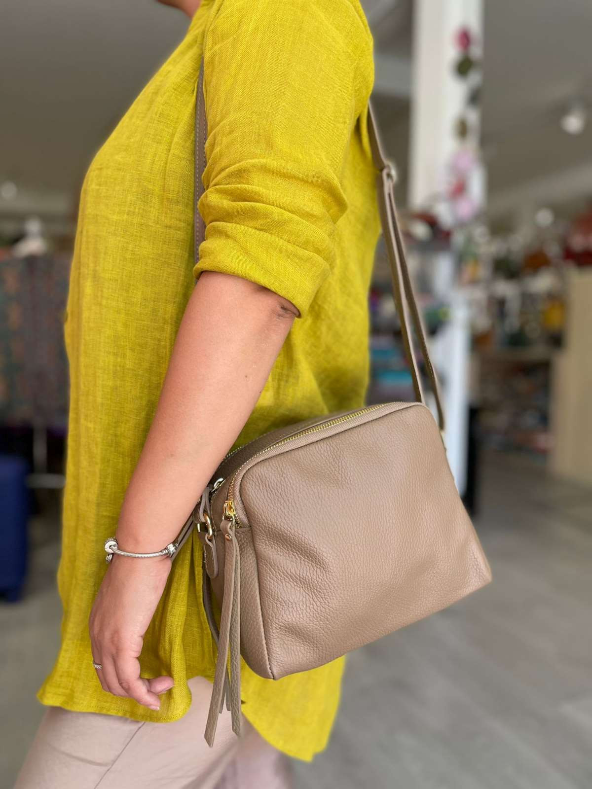 Bandolera de piel con tres bolsillos Bandolera de piel con tres bolsillos