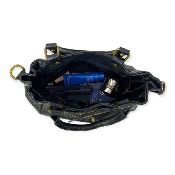 Bolso piel con bolsillo frontal y cierre giro decorativo