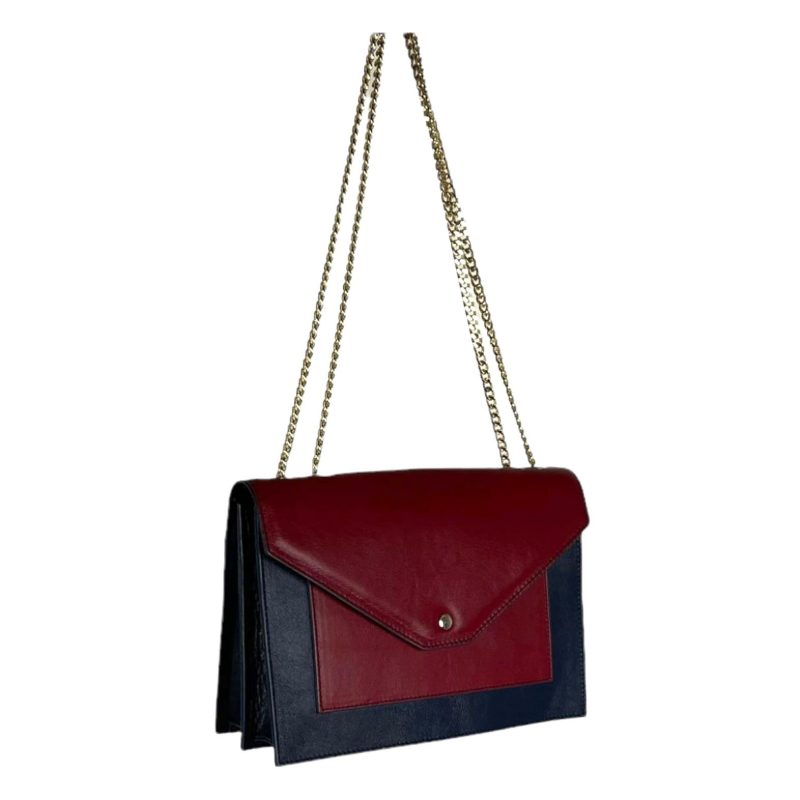 Bolso bandolera de piel con asas de cadena y solapa de botón