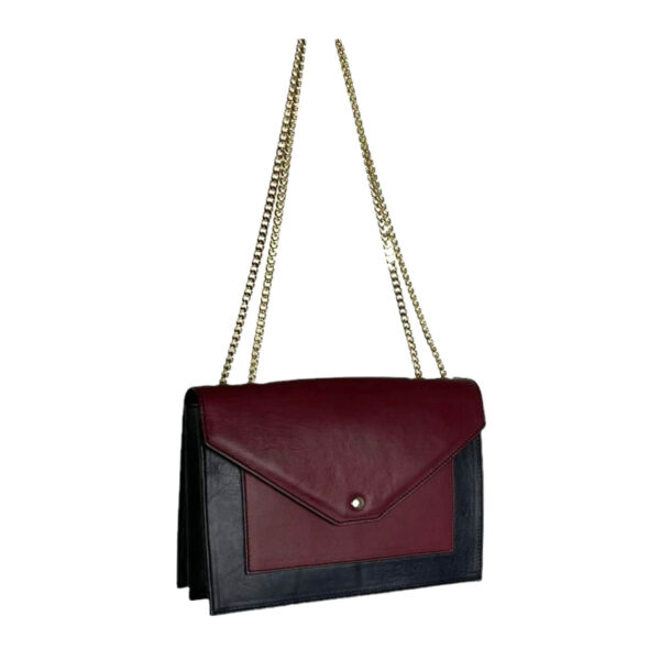 Bolso bandolera de piel con asas de cadena y solapa de botón