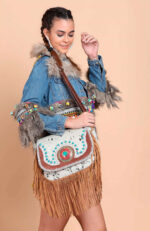 Bolso bandolera artesanal Piel con chapa, tachuelas y flecos