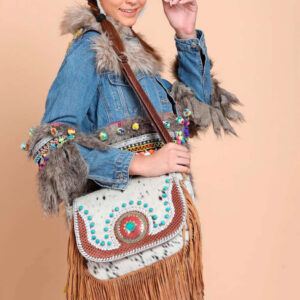 Bolso bandolera artesanal Piel con chapa, tachuelas y flecos