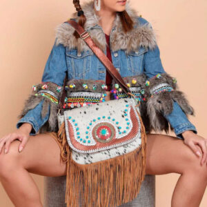 Bolso bandolera artesanal Piel con chapa, tachuelas y flecos