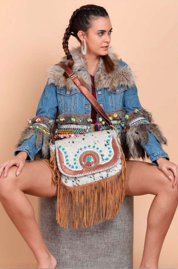 Bolso bandolera artesanal Piel con chapa, tachuelas y flecos