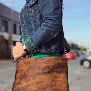 Bolso bandolera artesanal de piel italiana y pelito para mujer