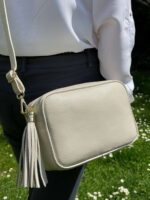 Bolso Bandolera Piel Grano Italiana para Mujer con Flecos Decorativos