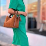 Bolso de Mano para Mujer con Piel de Grano y Parte Frontal en Serraje