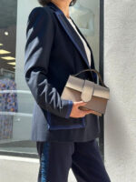 Bolso de Mano Compacto para Mujer de Piel Italiana con Compartimento Trasero