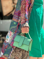 Bolso de Mano Compacto para Mujer de Piel Italiana con Compartimento Trasero