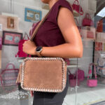 Bolso Bandolera Piel Italiana con Cremallera y Flecos Decorativos para Mujer