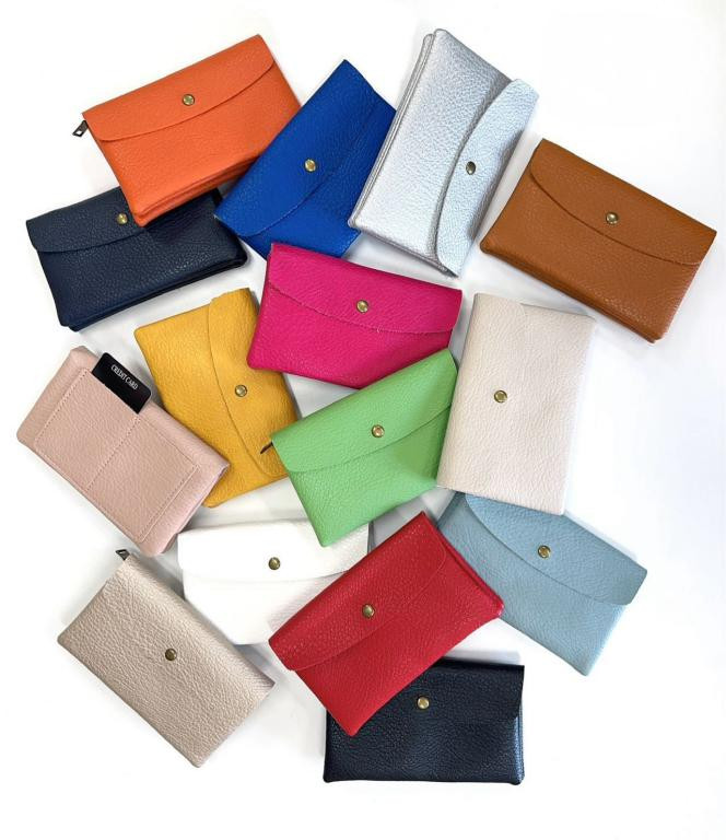 Monedero Sintético de Mujer con 2 Compartimentos Traseros y Solapa de Botón Monedero Sintético de Mujer con 2 Compartimentos Traseros y Solapa de Botón